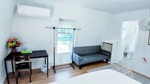 1 bedroom, free WiFi, bed sheets - Clean master bedroom with King & private bath, 2 blocks from Rt 95, Free Wi-Fi (New London)