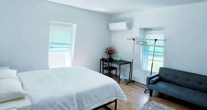 Clean master bedroom with queen & private bath, 2 blocks from Rt 95, Free Wi-Fi
