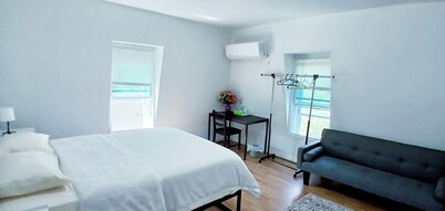 Clean master bedroom with queen & private bath, 2 blocks from Rt 95, Free Wi-Fi