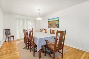 Dining - Less than 1 block to Notre Dame!  Sleeps 14 (South Bend)