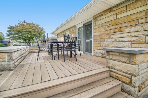 Less than 1 block to Notre Dame!  Sleeps 14