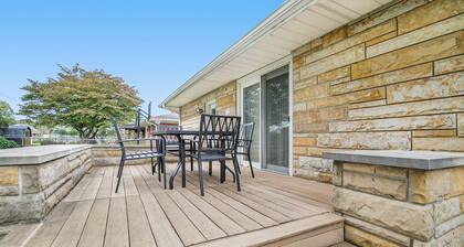 Less than 1 block to Notre Dame! Sleeps 14
