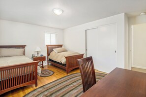 4 bedrooms, iron/ironing board, WiFi, bed sheets - Less than 1 block to Notre Dame!  Sleeps 14 (South Bend)