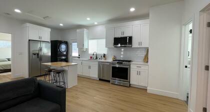 CASA DE COMFORT, Charming 2-bedroom house with AC, WiFi in Santa Ana