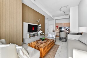 TV - Wake Up to the Sound of Waves in a Stylish Condo (Hollywood)
