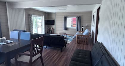 Superb 5-bedroom house in charming Hilo. Near mall, restaurants, and beaches.