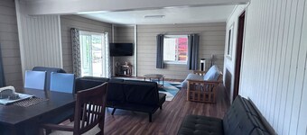 Superb 5-bedroom house in charming Hilo. Near mall, restaurants, and beaches.