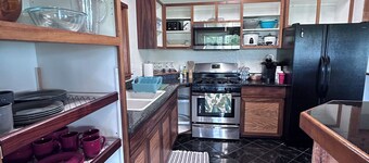 Superb 5-bedroom house in charming Hilo. Near mall, restaurants, and beaches.