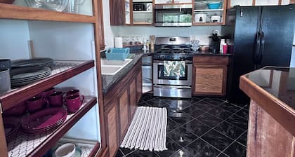 Superb 5-bedroom house in charming Hilo. Near mall, restaurants, and beaches.