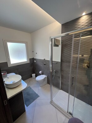 Shower, bidet - Two steps away (Trapani)