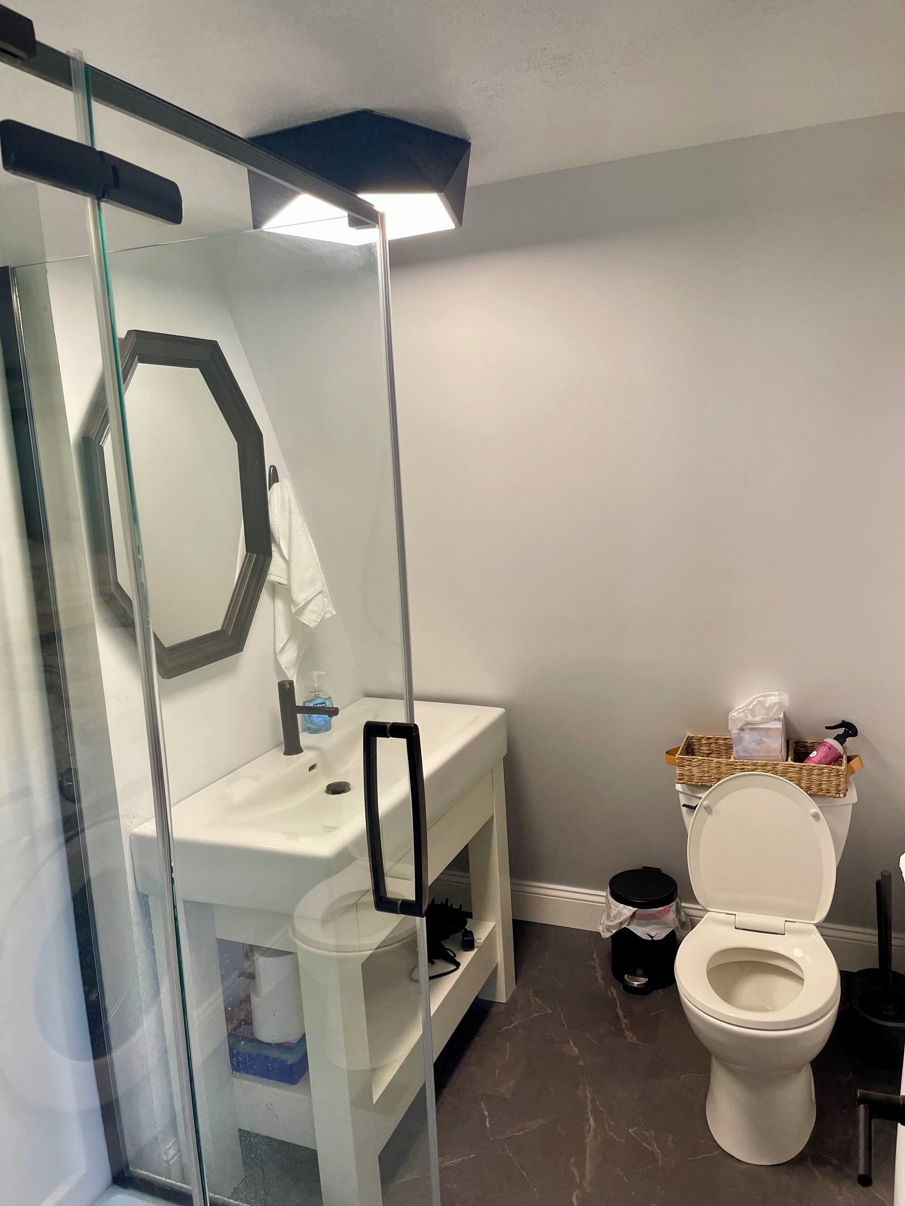 Een douche, een haardroger, handdoeken, toiletpapier