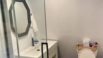 Een douche, een haardroger, handdoeken, toiletpapier