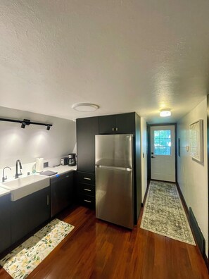 Een magnetron, een kookplaat, een vaatwasser