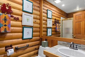 Ducha, bañera de hidromasaje, secador de pelo, bidet