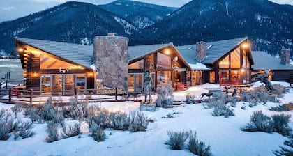 Quaint 4-bedroom cabin with Loft in Jackson with WiFi access