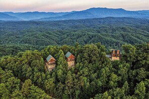 Exterior - Best Views in Sevierville! 1b/2ba + Loft! Hot Tub. 15 min to Pigeon Forge! (Sevierville)