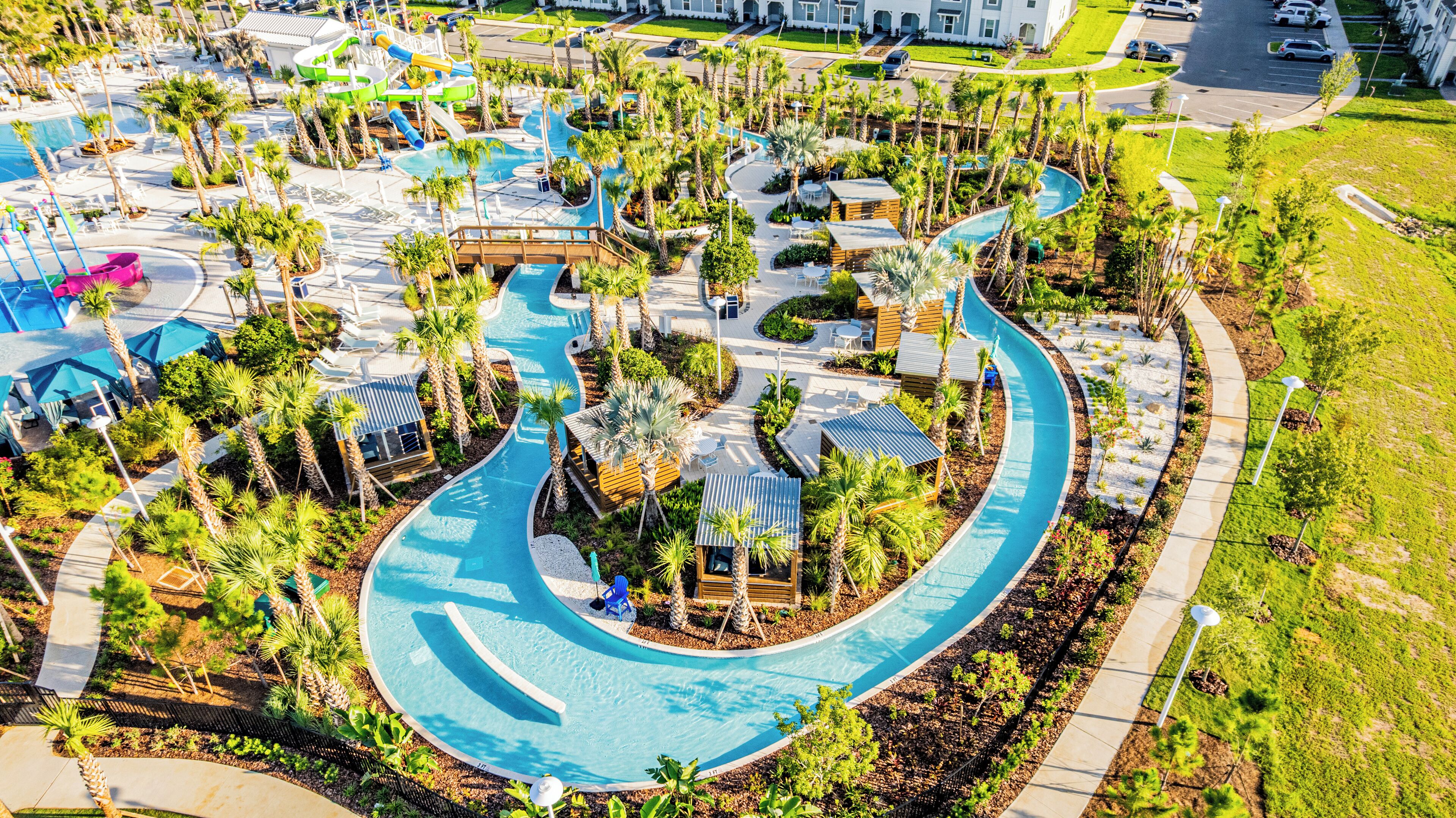Una piscina al aire libre, una piscina climatizada