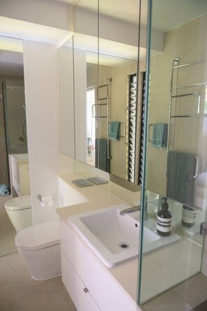 Sèche-cheveux, serviettes fournies