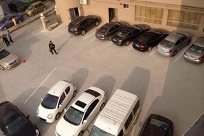 المنطقة المحيطة بالمنشأة