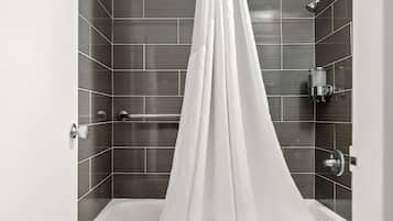 Combined shower/bathtub, rainfall showerhead, designer toiletries