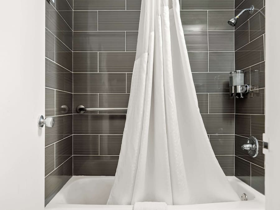 Combined shower/bathtub, rainfall showerhead, designer toiletries