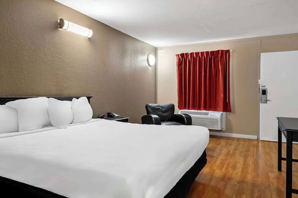 Premium bedding, WiFi (free), bed sheets
