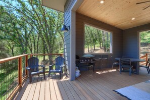 Outdoor dining - The Overlook, modern home in town with AC, WiFi, Bocci Ball (Mariposa)