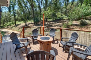 Outdoor dining - The Overlook, modern home in town with AC, WiFi, Bocci Ball (Mariposa)