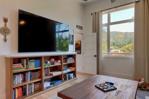 Game room - The Overlook, modern home in town with AC, WiFi, Bocci Ball (Mariposa)