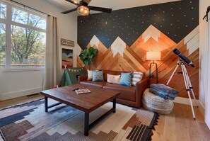 Smart TV, fireplace - The Overlook, modern home in town with AC, WiFi, Bocci Ball (Mariposa)