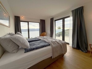 4 habitaciones, escritorio y tabla de planchar con plancha