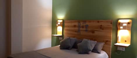 2 chambres, bureau, fer et planche à repasser, lit parapluie