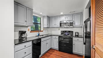 Full-size fridge, microwave, oven, stovetop