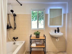 Een douche, een haardroger, handdoeken, zeep