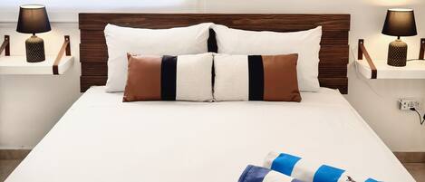 3 habitaciones, escritorio y tabla de planchar con plancha