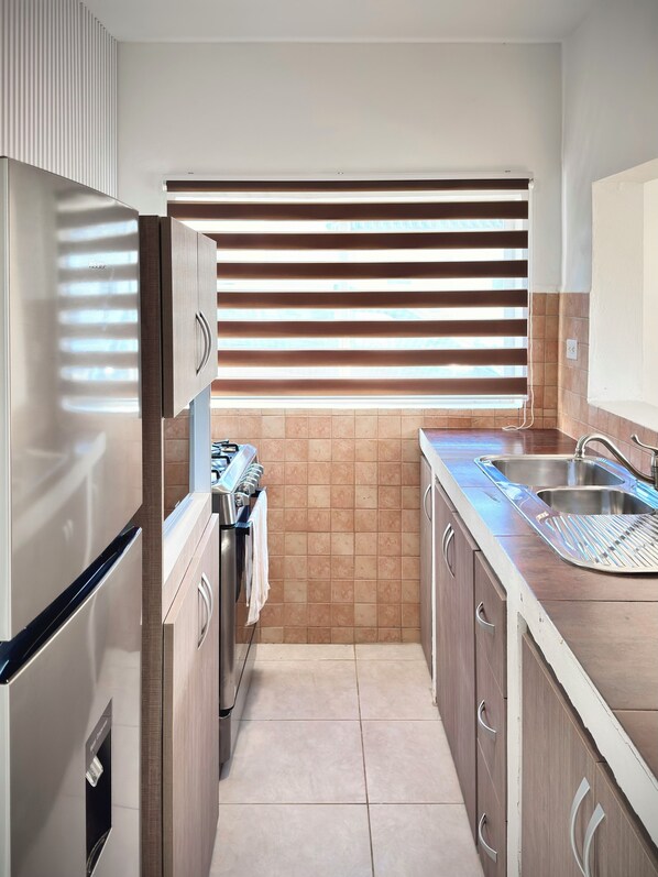 Fridge, microwave, stovetop, coffee/tea maker - Beach 7 min away! 3 BR, 2 BA, parking, kitchen, office, hot water showers. (Noord)