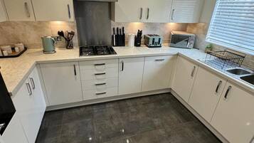 House | Private kitchen | Fridge, microwave, oven, stovetop