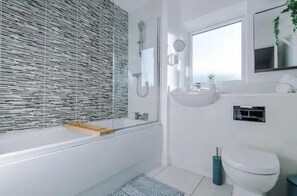 Casa | Baño | Regadera, tina profunda, secadora de cabello, toallas 
