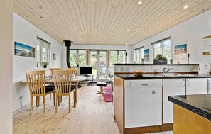 Kjøleskap, ovn, kokeplater og oppvaskmaskin