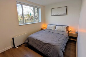 2 bedrooms, iron/ironing board, travel crib, free WiFi - Accessible 2BR Ground Suite ⚽ Walk to PNE & FIFA Fan Fest. 12-Min DT (Vancouver)