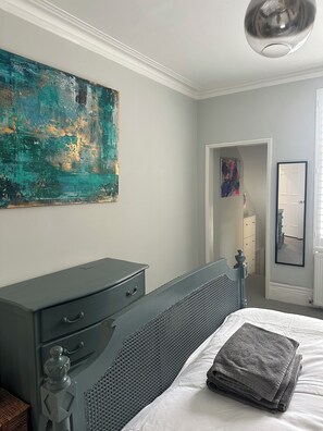 1 habitación, tabla de planchar con plancha, wifi y ropa de cama