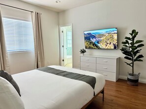 5 bedrooms, iron/ironing board, free WiFi, bed sheets - Disneyland Getaway Tri-level Gated Townhome (Fullerton)