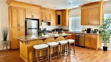 Frigorífico, microondas, horno y placa de cocina