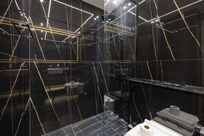 ヘアドライヤー、タオル、石鹸、シャンプー