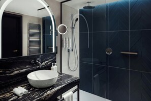 Habitación Deluxe, 1 cama de matrimonio grande | Baño | Artículos de higiene personal gratuitos y secador de pelo