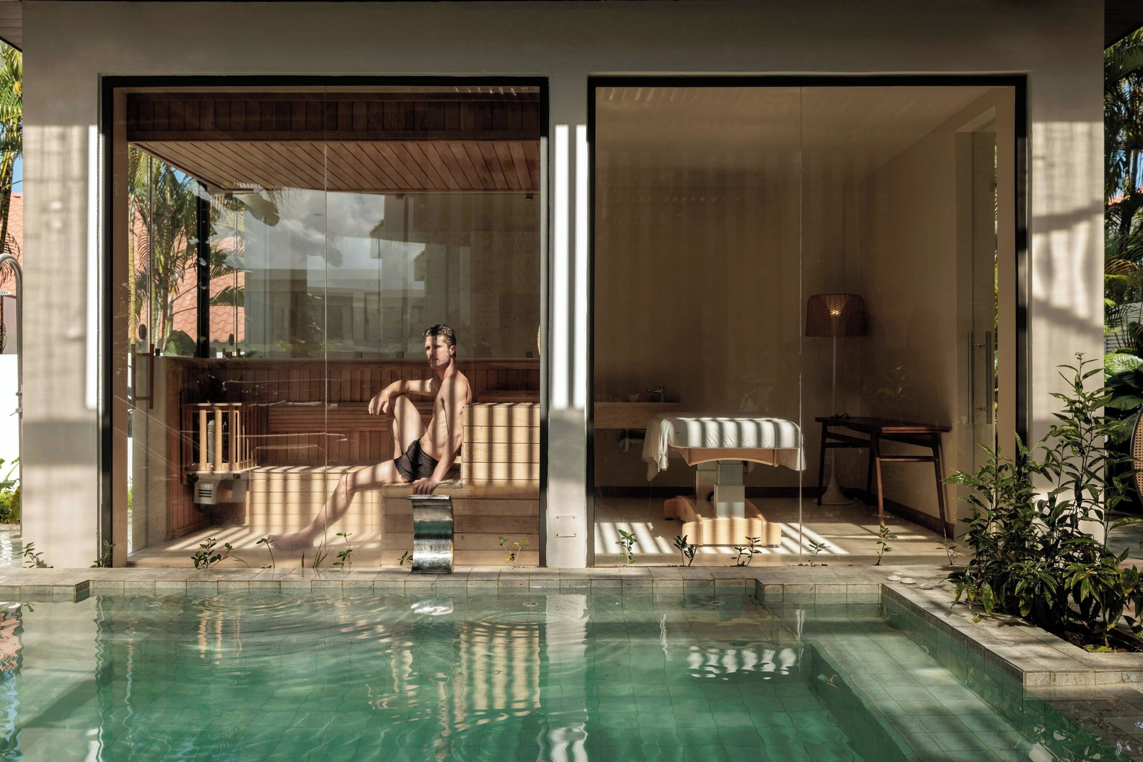 3 ulkouima-allasta, aurinkovarjoja