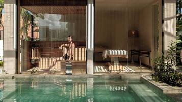 3 ulkouima-allasta, aurinkovarjoja