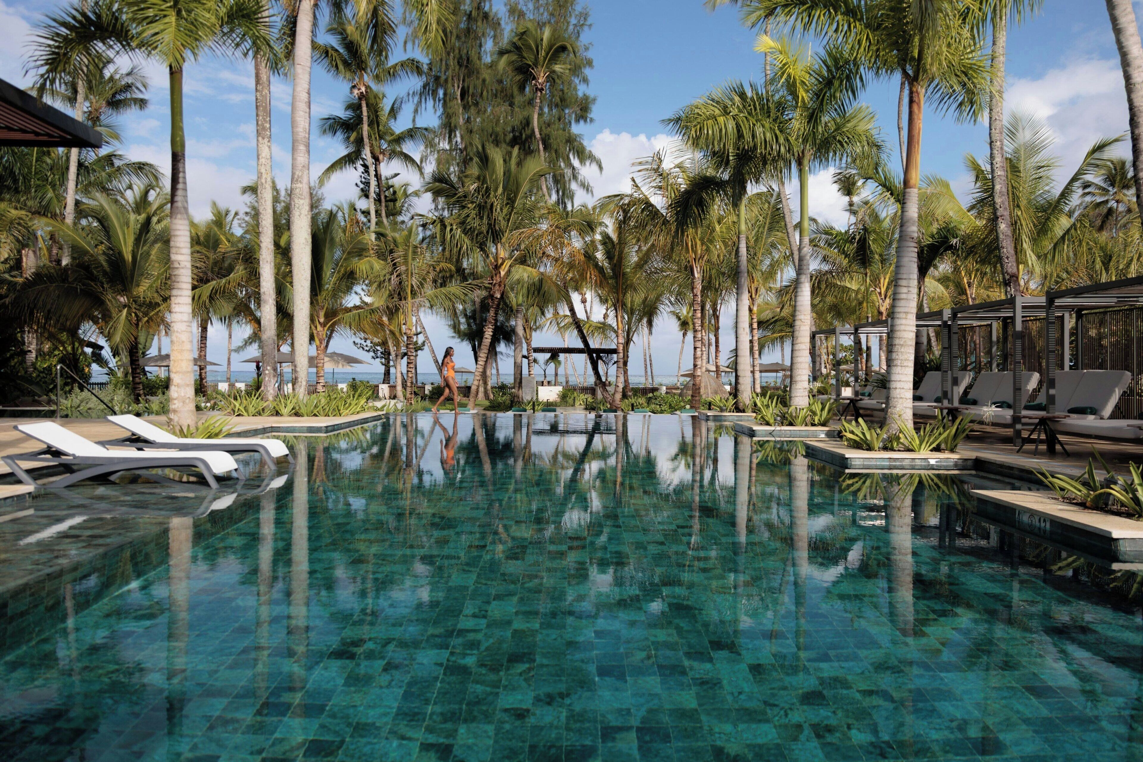 3 albercas al aire libre y sombrillas en la alberca 