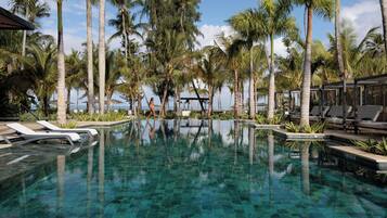 3 albercas al aire libre y sombrillas en la alberca