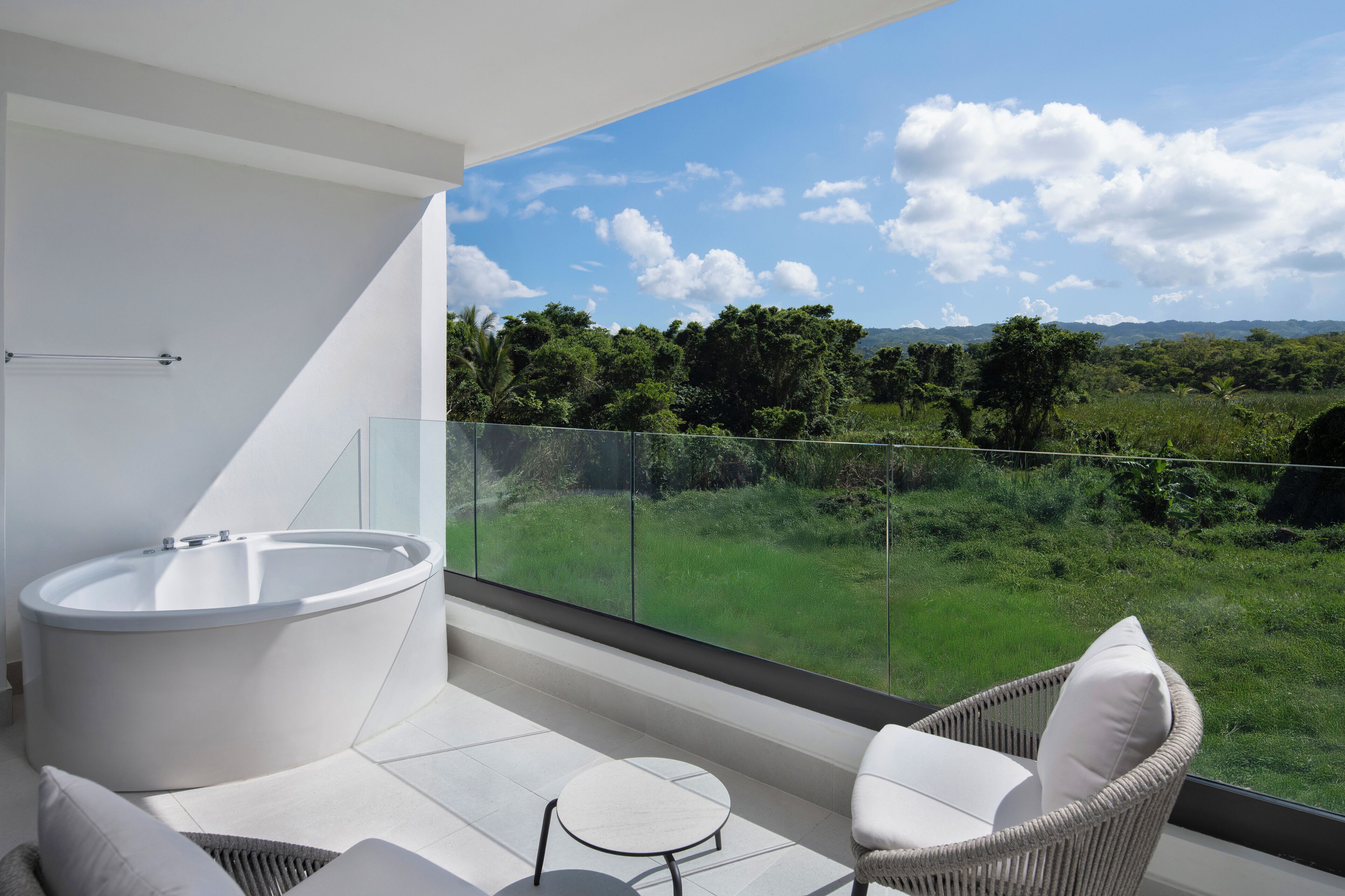 Suite junior, 1 cama King size y sofá cama | Tina de hidromasaje privada